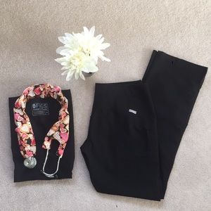 FIGS Black Scrub Set